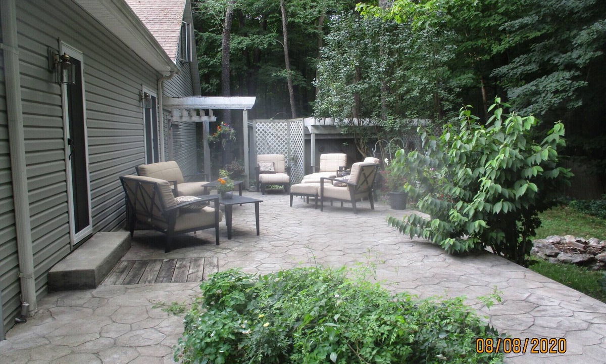 Clarence Other | Charming 1-floor modern farmhouse -ENTIRE HOUSE. Privacy wooded overlook of pond