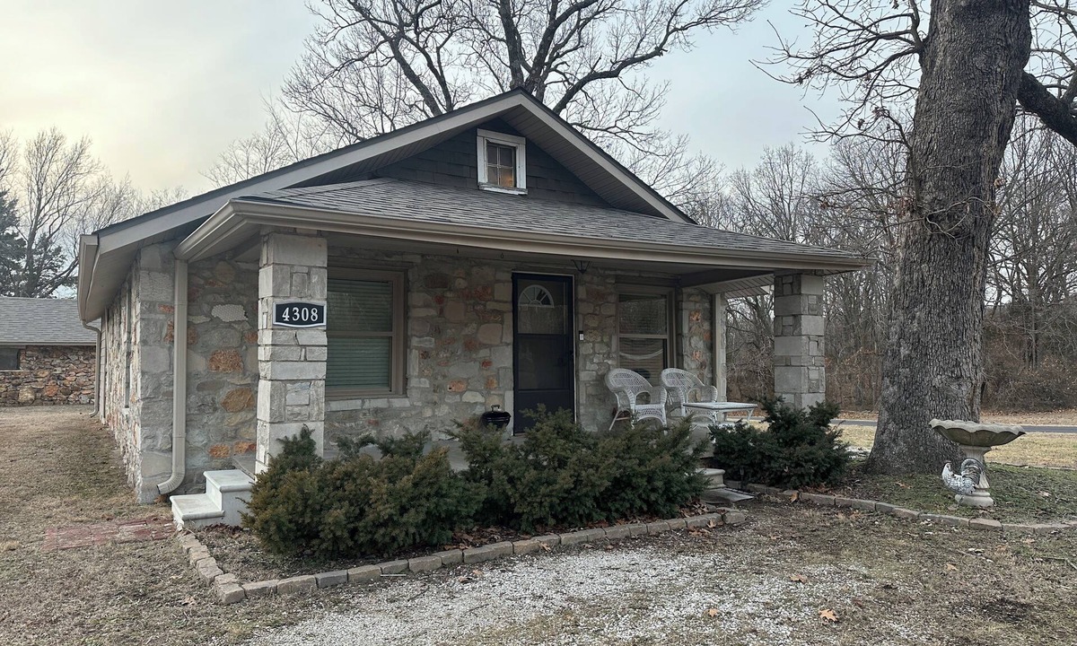 Joplin House | Charming 2-bedroom farmhouse in peaceful Joplin