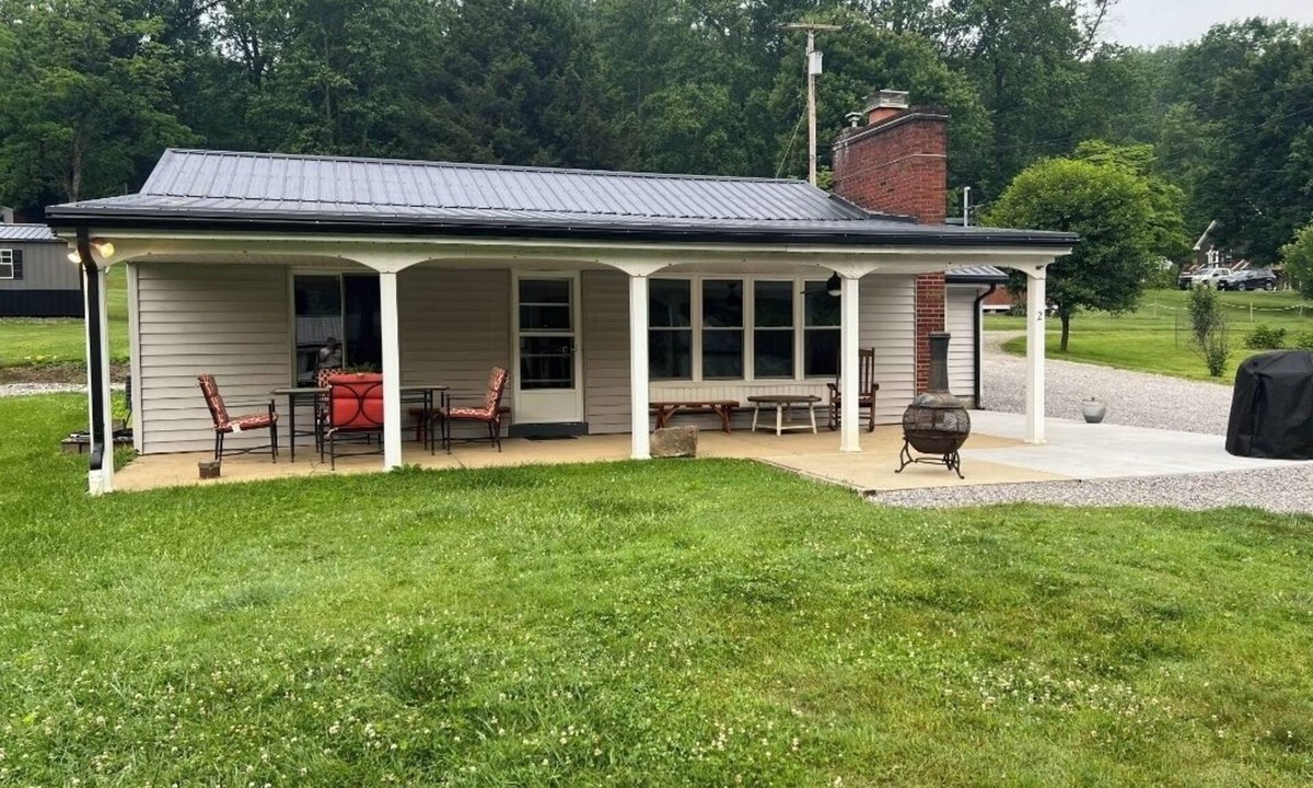 East Brady House | Charming 2-bedroom river house in East Brady along the river.