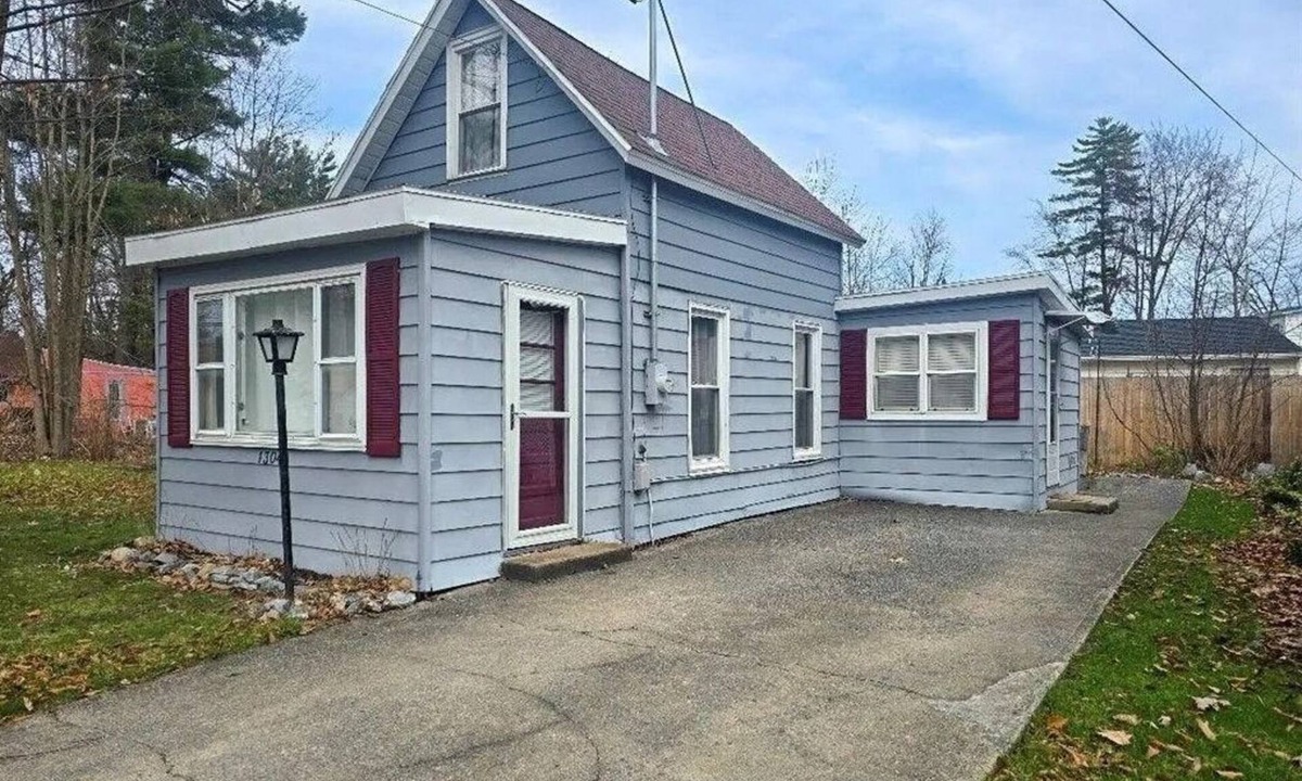 Sylvan Beach Cottage | Charming 2-bedroom cottage in Sylvan Beach 2 blocks from the beach!