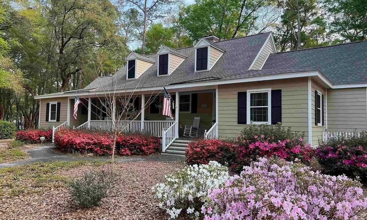 Murrells Inlet Cottage | Charming 2 BR cottage, set in Live Oak Grove in Gated WPC, Murrells Inlet, Pets