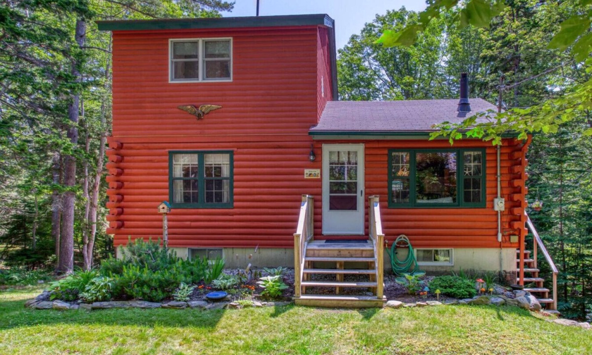 Boothbay Harbor Cabin | Charming 3-Bedroom Cabin with Beach Access and Forest Views in Boothbay Harbor