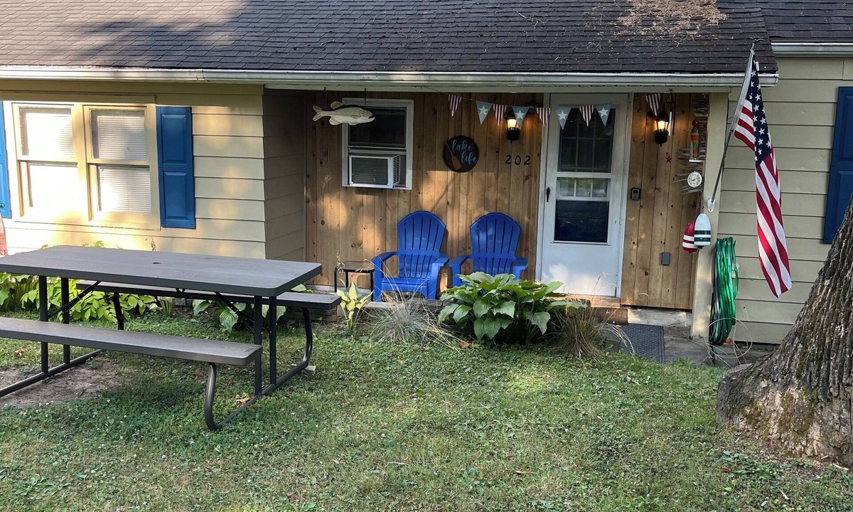 Edinboro Cottage | Charming 3-bedroom cottage at lovely Edinboro Lake