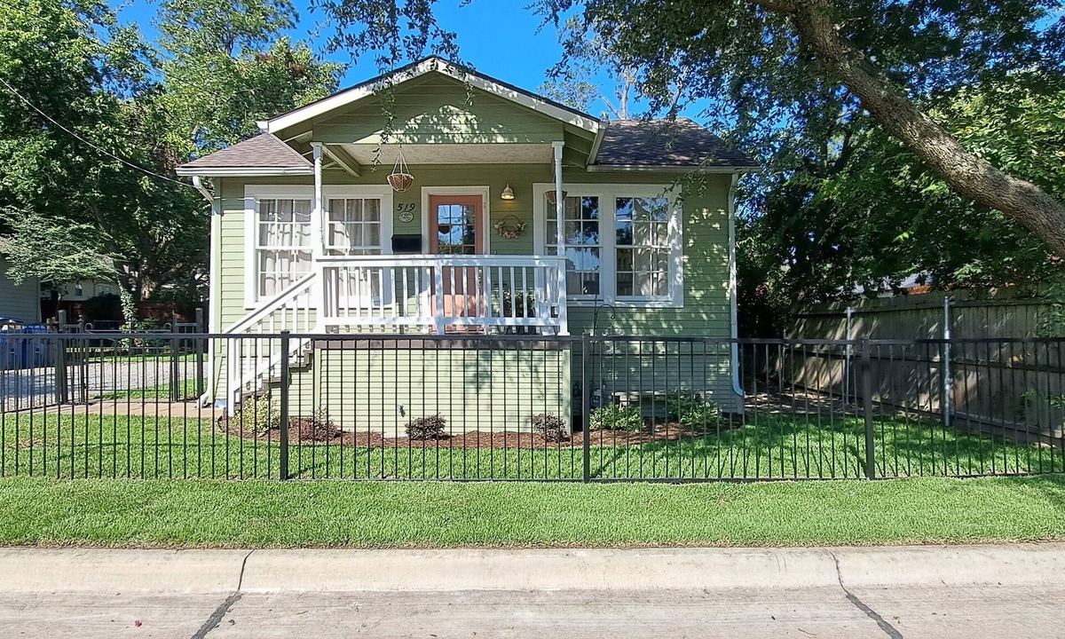 McKinney Cottage | Charming 3-bedroom cottage in Historic McKinney, three blocks from the square.