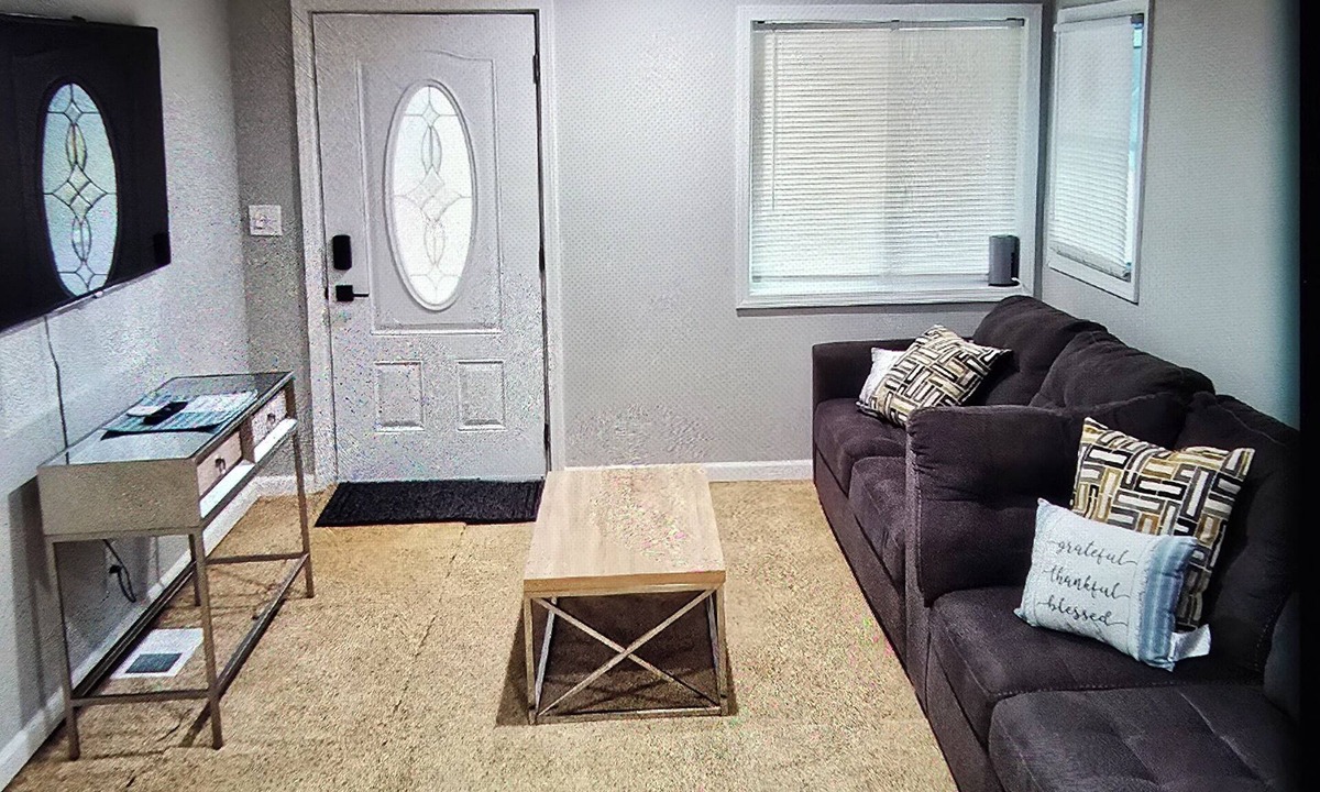 Youngstown House | Charming 3-bedroom house in peaceful Youngstown with AC