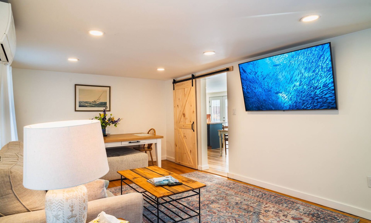 Bangor House | Charming 3-bedroom house with AC, WiFi and a large yard in the heart of Bangor!