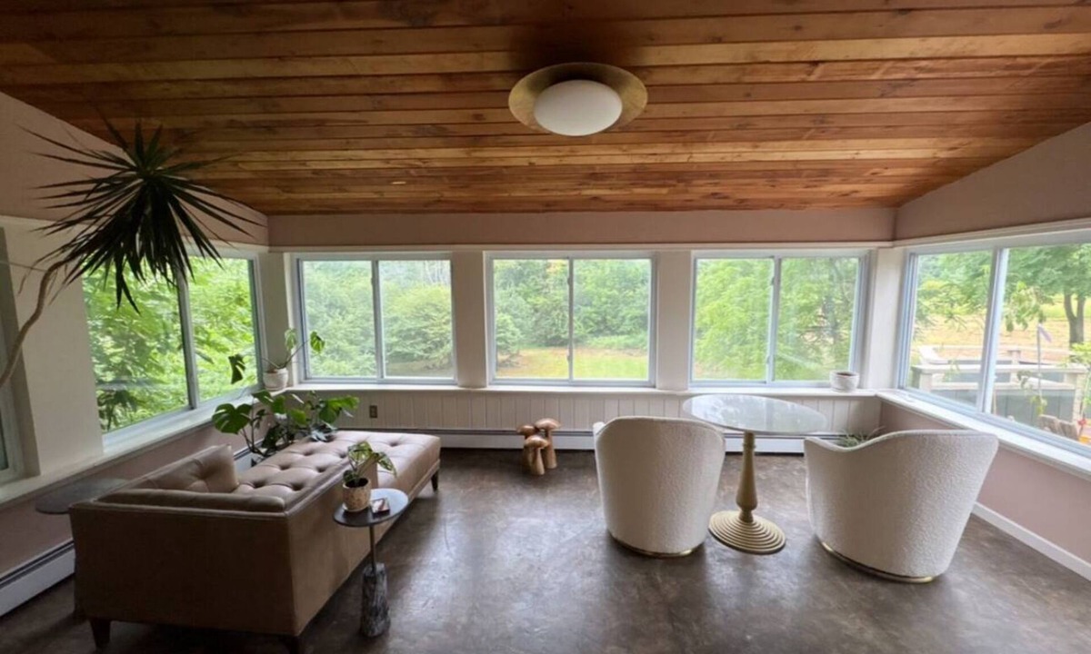 Town of Aurora House | Charming 5- bedroom farmhouse in awesome East Aurora
