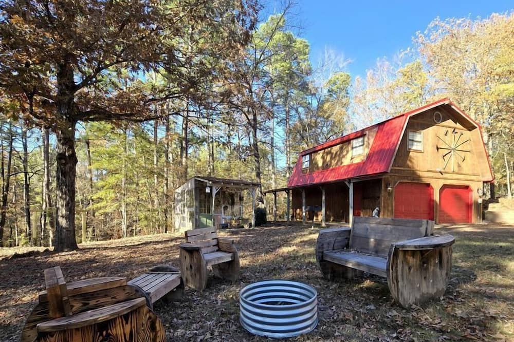 Jefferson Cabin | Charming Barn Retreat Surrounded by Nature Near Lake O the Pines in Texas