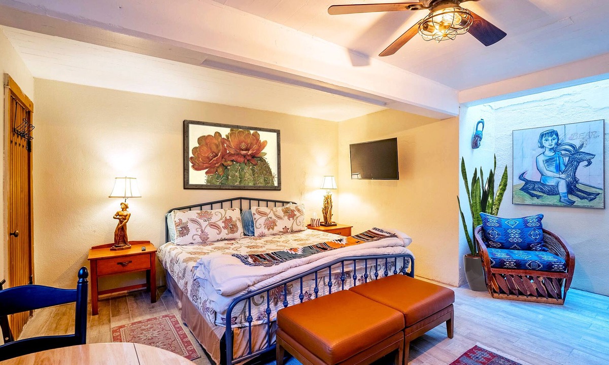 Sam Hughes House | Charming Basement Studio Guesthouse - 2 Blocks from UofA