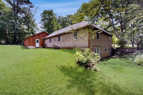 Union House | Charming Cottage with Modern Updates, BBQ Grill, and Nearby Attractions