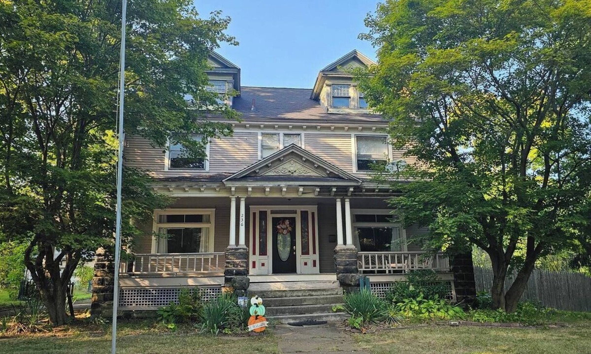 Youngstown House | Charming Heritage Home by YSU