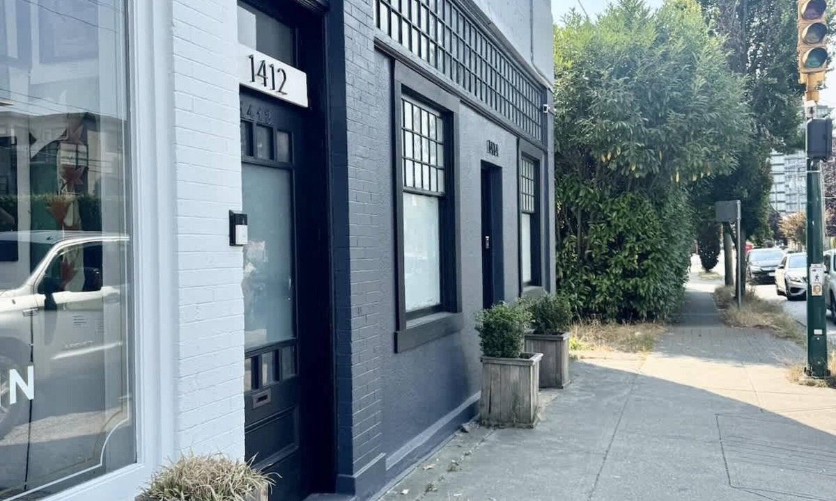 Marpole Apartment | *Charming high-ceiling Home in South Van w/YARD!
