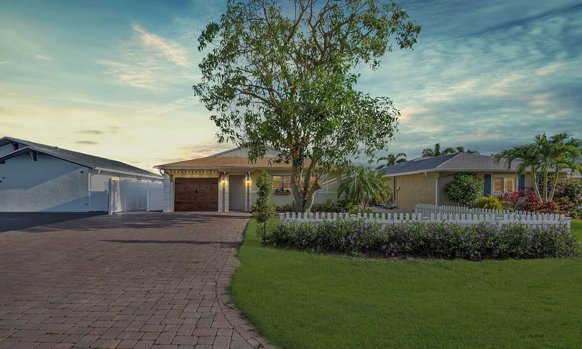 Naples Park Villa | Charming house in Naples Park one mile from Vanderbilt Beach