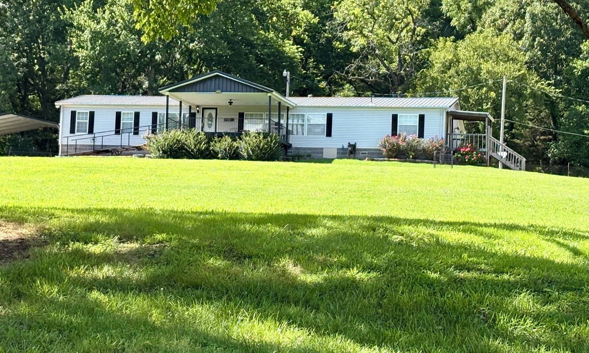 Pineville House | Charming, peaceful house in Pineville. Quiet setting only minutes to Elk River