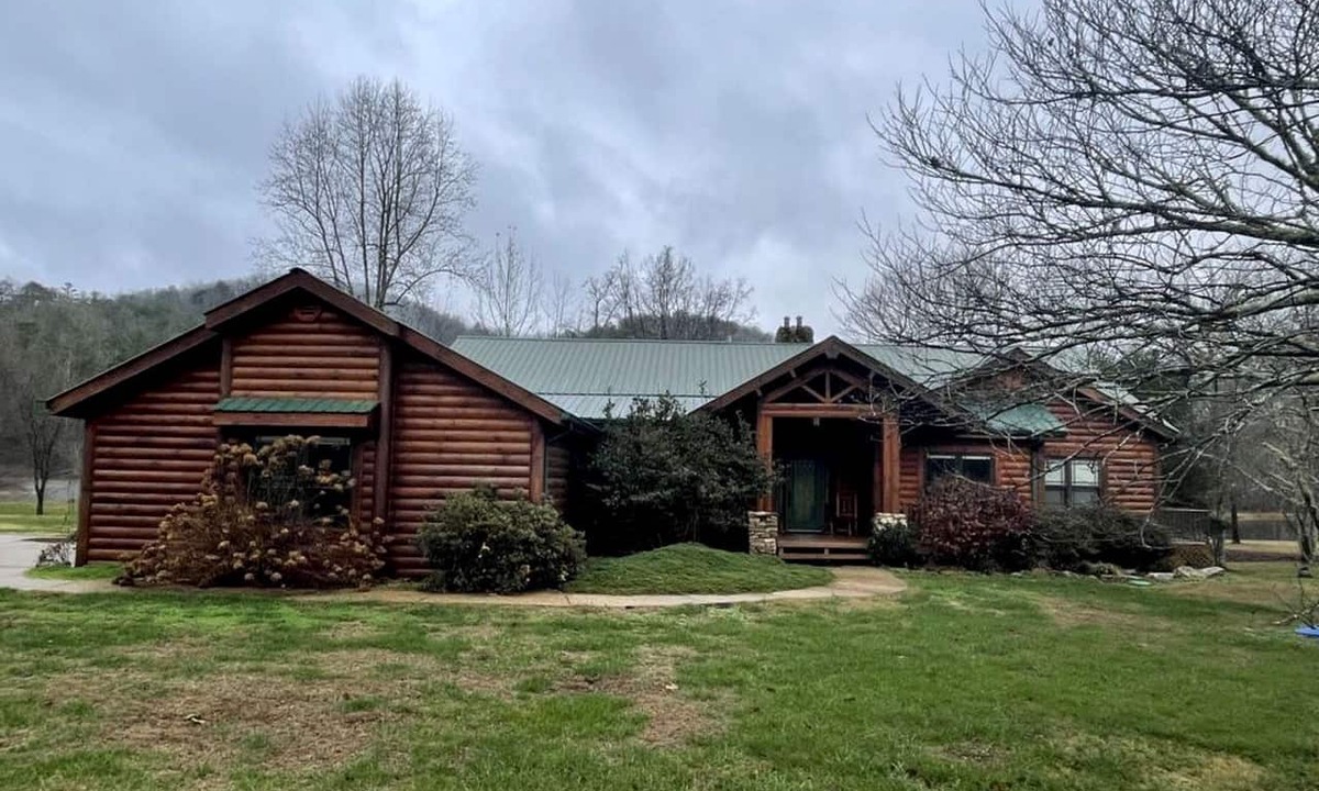 Tellico Plains Cabin | Charming, Pet-Friendly Cabin with Private Lake and Hot Tub, for Unforgettable Retreats to Nature in Tellico Plains