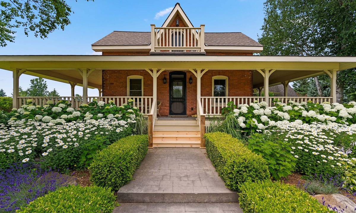 Clearview House | Charming, private 1 BR - just mins to Collingwood!