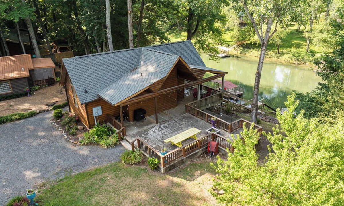 Heber Springs Cabin | Charming & Rustic Cabin on the Little Red River!