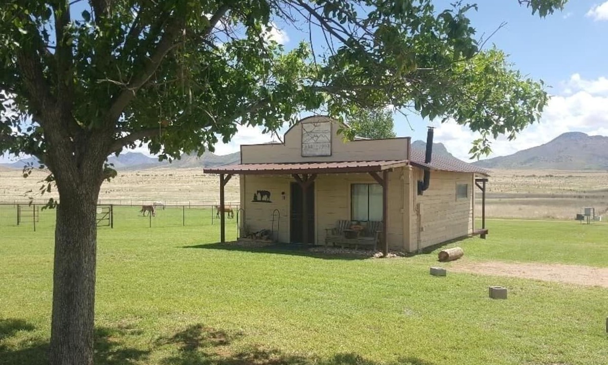 Elgin Cabin | Charming Rustic Ranch Cabin With Mountain Views Near Wineries
