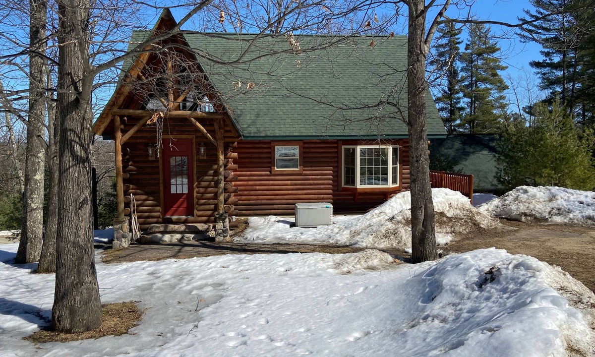Bridgton Cabin | Charming ski in/out Cabin at Pleasant Mountain with Moose Pond nearby