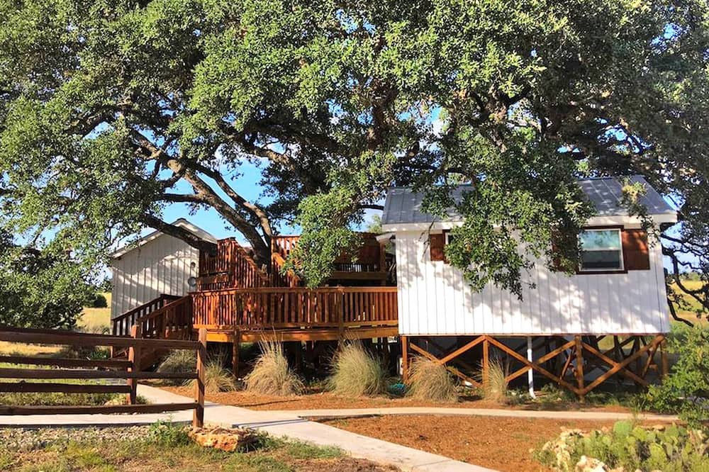 Dripping Springs Cabin | Charming Texas Tree House with Tranquil Views Ideal for Glamping near Austin