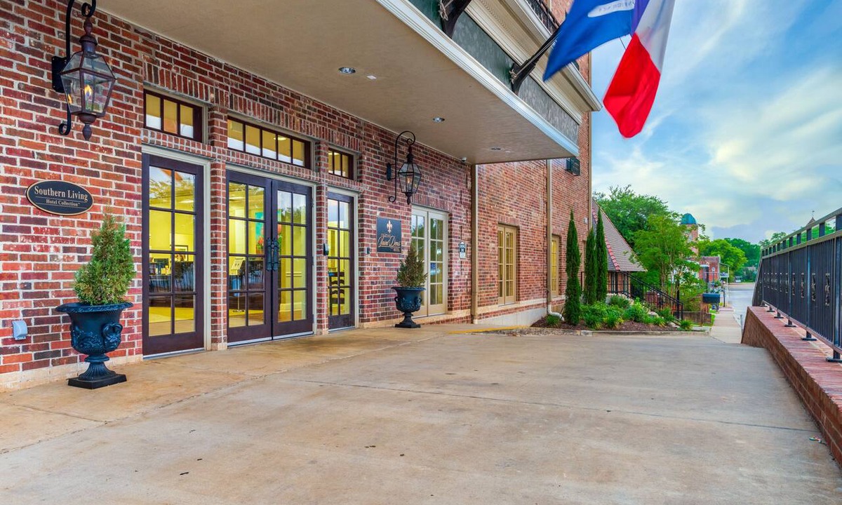 Downtown Historic Hotel | Chateau Saint Denis Hotel