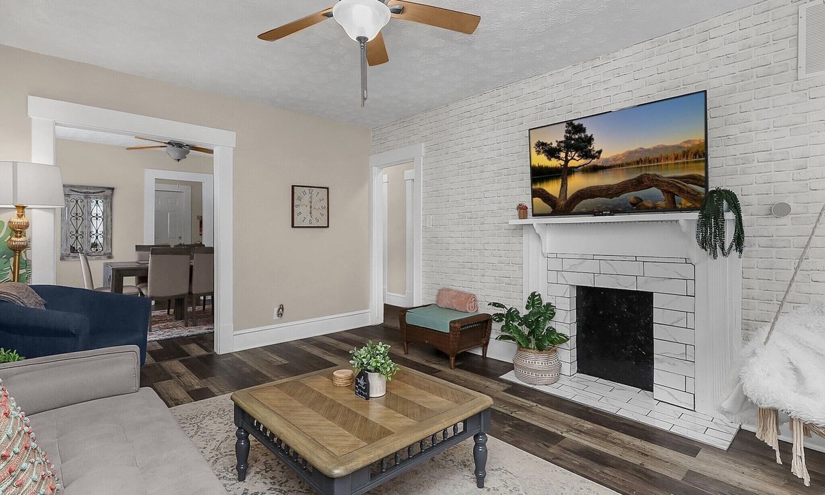Franklin Park House | Chic❤️2BR near DT, 8 min walk to Franklin Park/Conservatory/Trolley District