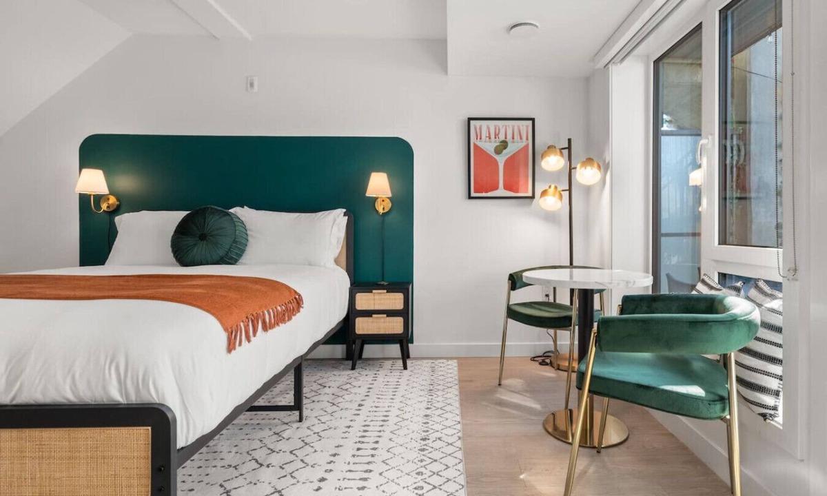 Lower Lonsdale Apartment | Chic & Cozy Studio w/Patio| Fast WiFi| Nespresso