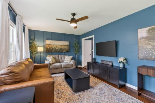 Independence House | Chic Home with Huge Grassy Yard 7 mins to Arrowhead Stadium