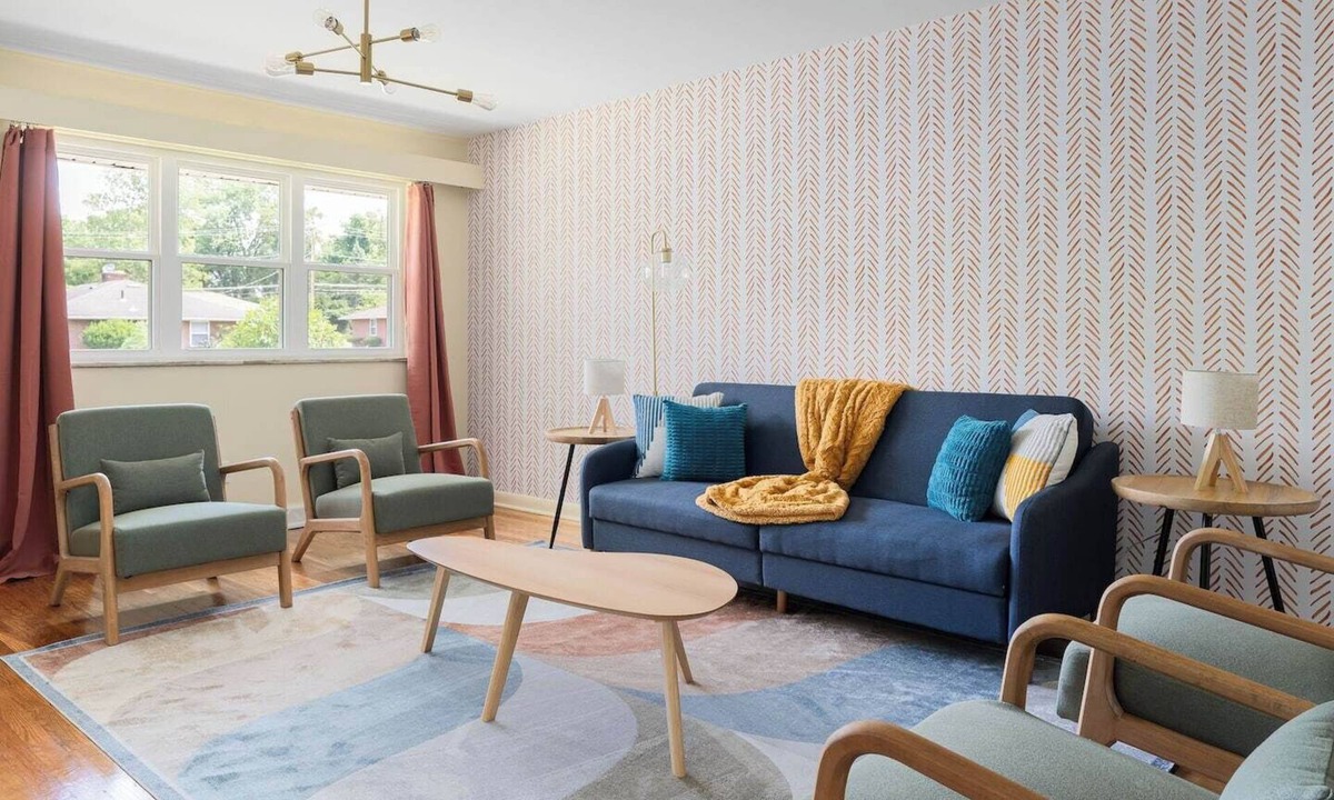 Sharon Heights House | Chic | King Bed | Family Items & Games | Dogs ok