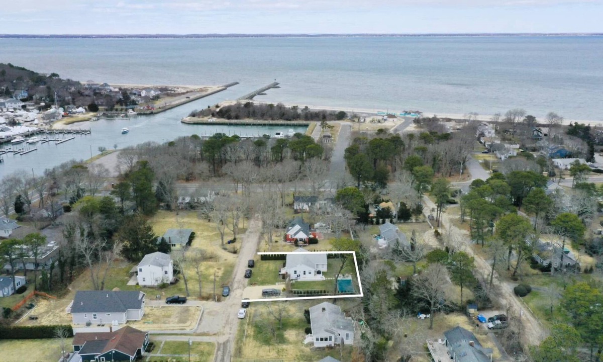 Hampton Bays House | Chic modern beach cottage with heated pool