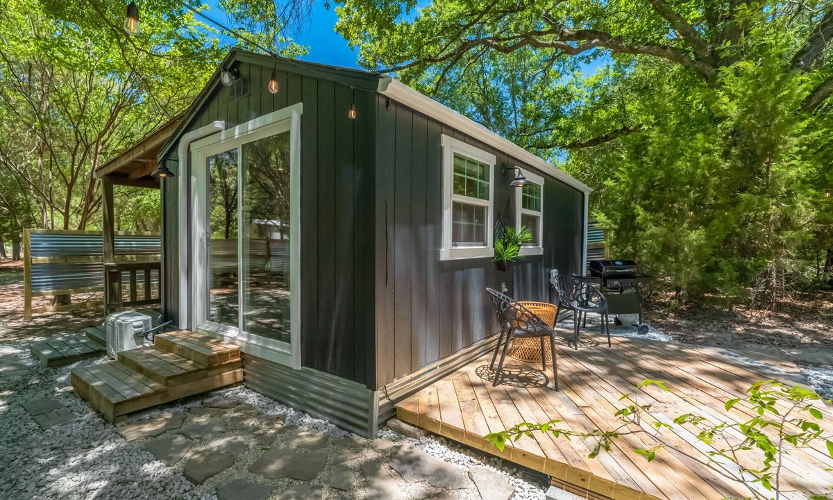 Greenville Cabin | Chic PRIVATE cabin in the woods -> queen bed, deck, high-speed Wifi