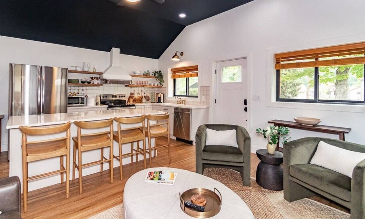 Lake Breeze Park House | Chic|Wine Country|Geneva|Lake Erie