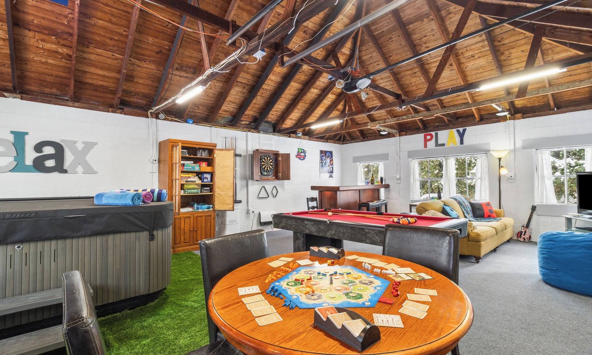 South Lima House | Civil War Era Home, w/King Bed, Finger Lakes, Hot Tub & GAME ROOM