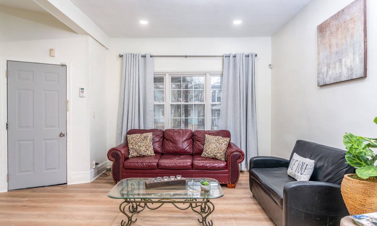 Front Park Apartment | Classic Buffalo Apt. Close to Downtown and Elmwood