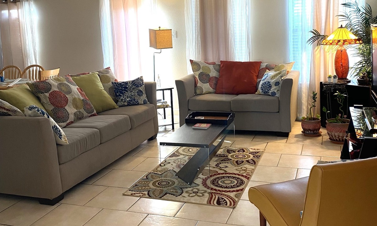 South Side House | Clean & Cozy, Elegant & Comfortable, Home for families and friends in safe area!