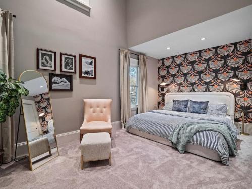 Detroit - Shoreway House | Cleveland Escape - Hot Tub - Karaoke Machine - Sleeps 12