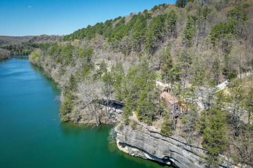 Eureka Springs House | Cliffside Eureka Springs Cabin w/Beaver Lake View