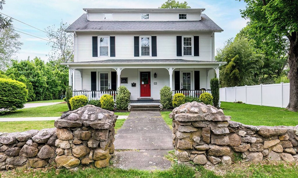 Wakefield-Peacedale House | Close to NARRAGANSETT beaches, Downtown, Bike Path, Historic "The Wakefield"