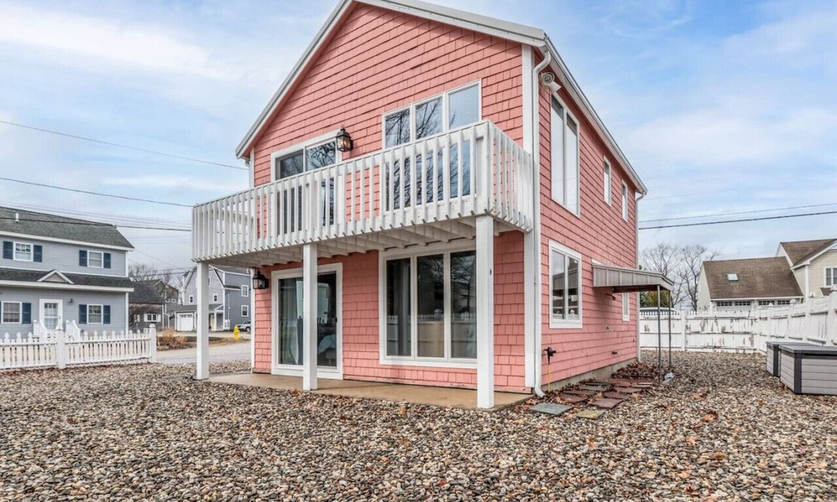 Scarborough House | Coastal Beach House Near Pine Point w/Fire Pit