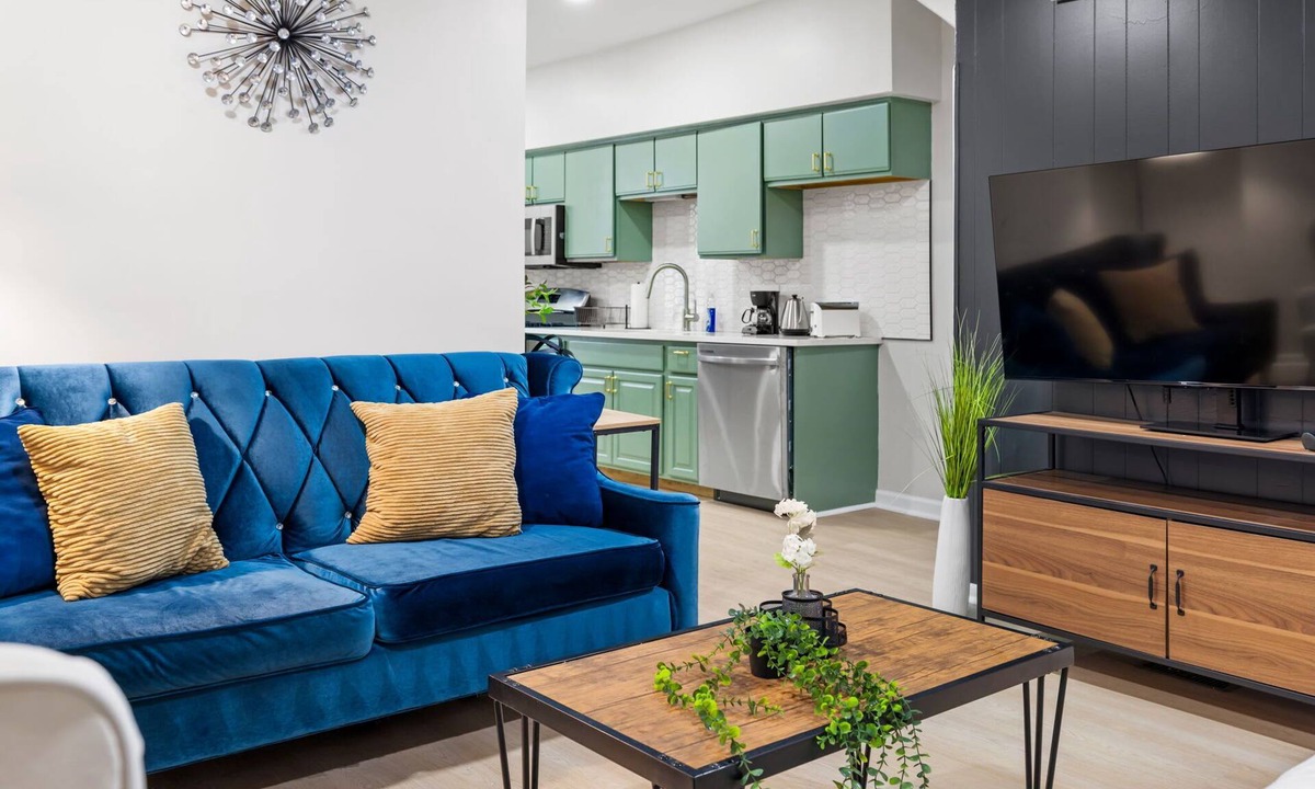 Oakland House | Colorful 5BR 3BA in Oakland, near Pitt & CMU