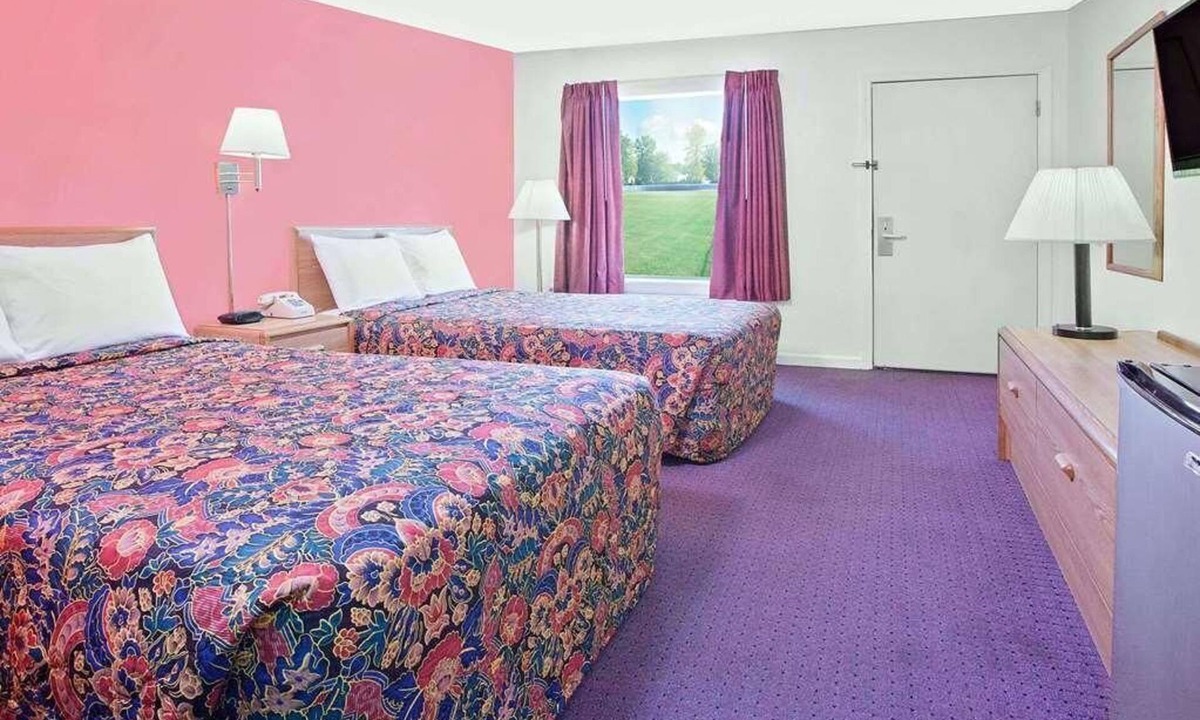 Muskogee Hotel | Comfort and Convenience in Knights Inn Muskogee! 2 Great Units, Free Parking
