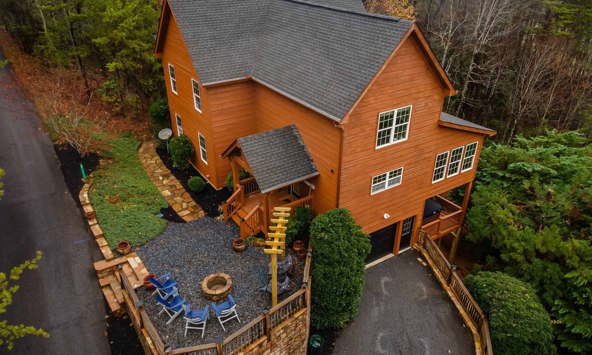Blairsville Cabin | Comfort and Luxury at its best, Hot Tub 1 Dog. New Property