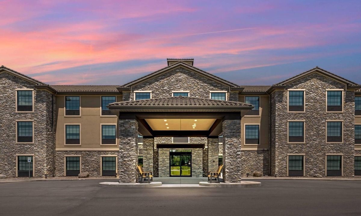 Medina Hotel | Comfort Inn & Suites Medina NY near Erie Canal