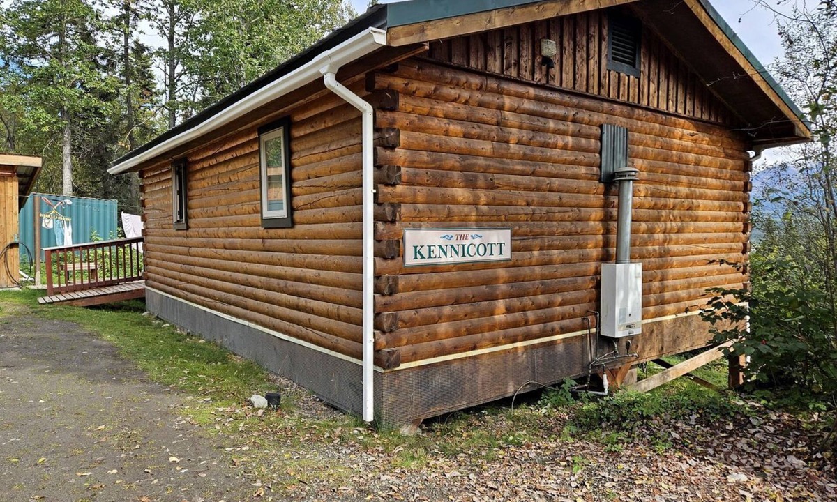 McCarthy Cabin | Comfortable Log Cabin with Stunning Views and a Private Deck in McCarthy, Alaska