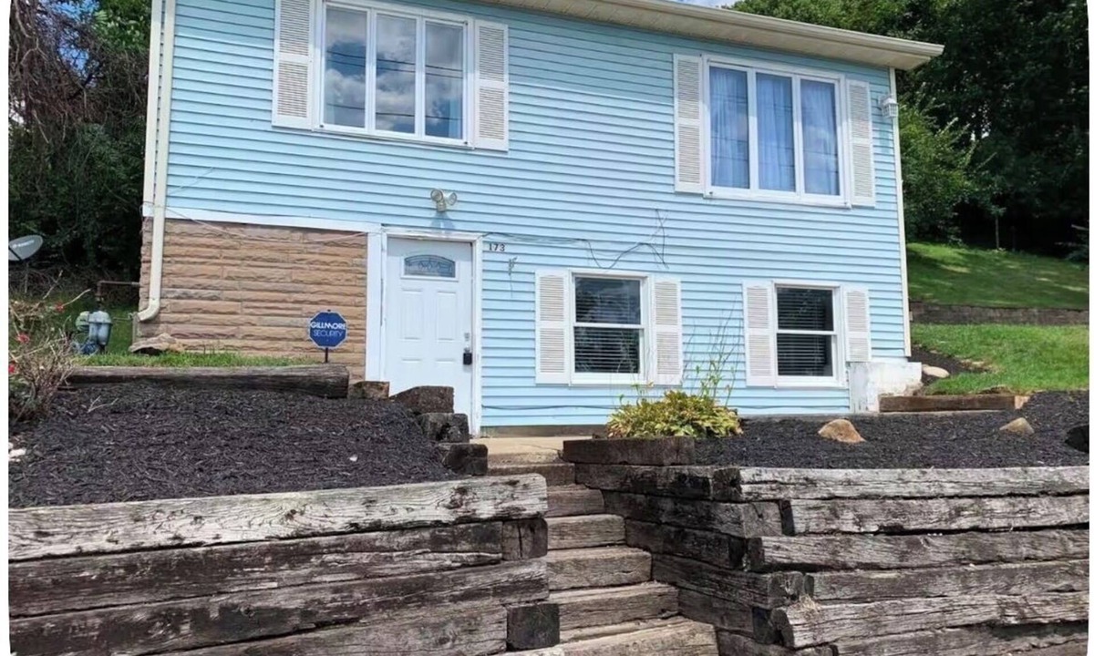 Portage Lakes House | Comfortable Retreat with Portage Lakes View!