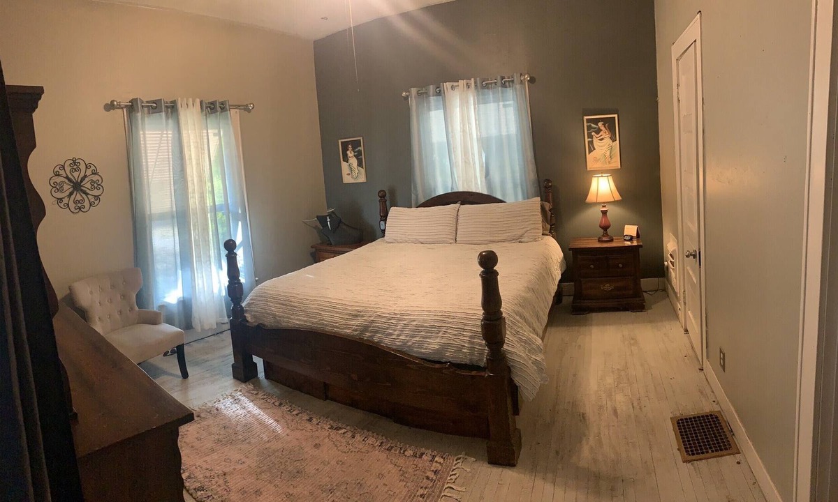 Roswell House | Comfy home in historic district walking distance to museum, Food, & Shopping