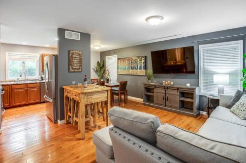Gates-North Gates House | Comfy Suburb Home with King Beds by Arpt Dwnt UofR