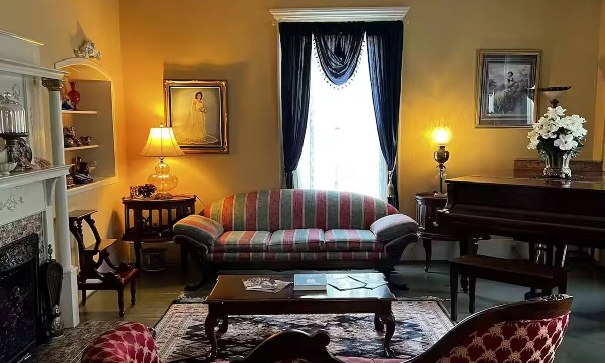 Bainbridge Bed & Breakfast | Commodore Bed & Breakfast/Commodore Suite