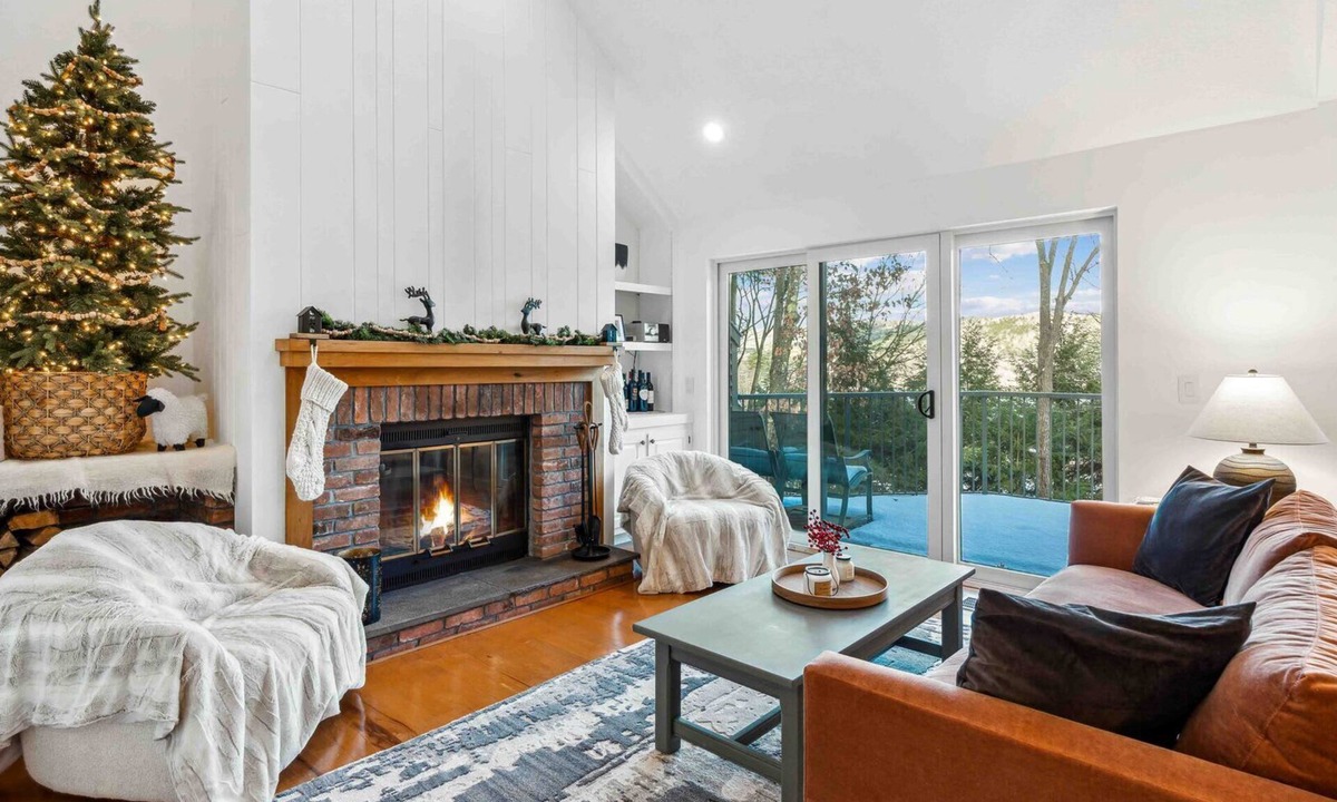 West Hartford Condo | Condo with Panoramic Views & Pool, Deere Run