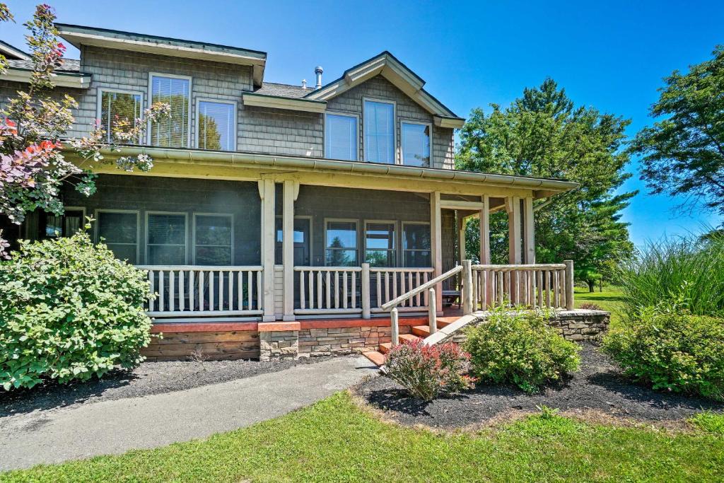 Conneaut Lakeshore House | Conneaut Lake Home with Yard, 1/2 Mi to Beach/Park